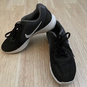 Womens Nike sneaker size 7W